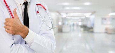 Hastanede çalışan genç erkek doktor..