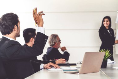İş adamları toplantı sunumunu dinliyor.