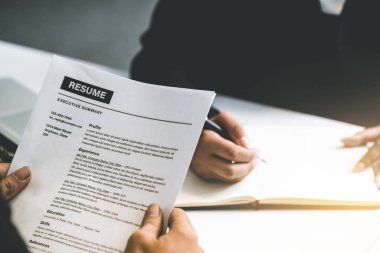 İnsan Kaynakları Müdürü CV özgeçmişini okudu