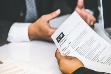 İnsan Kaynakları Müdürü CV özgeçmişini okudu