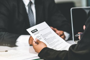 İnsan Kaynakları Müdürü CV özgeçmişini okudu