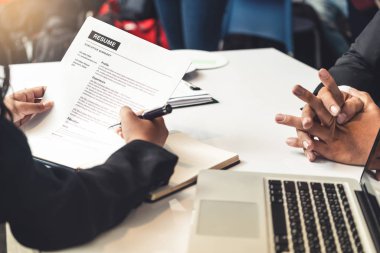 İnsan Kaynakları Müdürü CV özgeçmişini okudu
