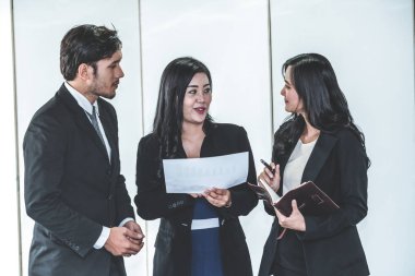 Grup toplantısındaki iş adamları ofiste çalışıyor..