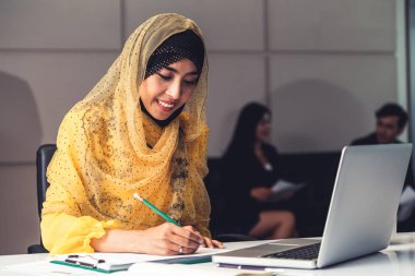 Orta Doğulu iş kadını ofiste çalışıyor.