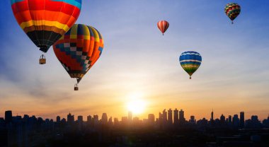 Sıcak hava balonu festivali ile Urban cityscape.