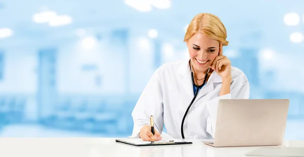 Doctor usando computadora portátil en el hospital. — Foto de Stock