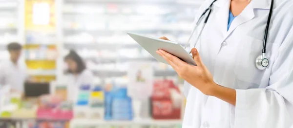 Farmacista che utilizza tablet in farmacia . — Foto Stock