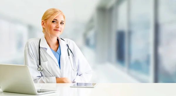 Arzt mit Laptop im Krankenhaus. — Stockfoto