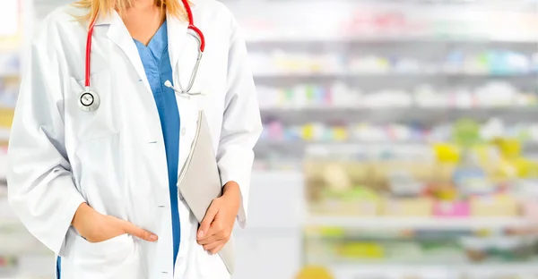 Farmacéutica mujer trabajando en farmacia . — Foto de Stock