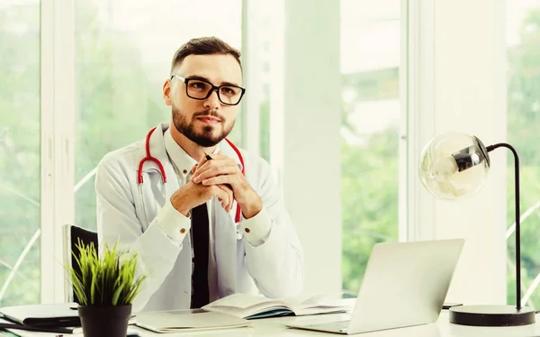 Médico trabajando en el hospital ordenador portátil . — Foto de Stock