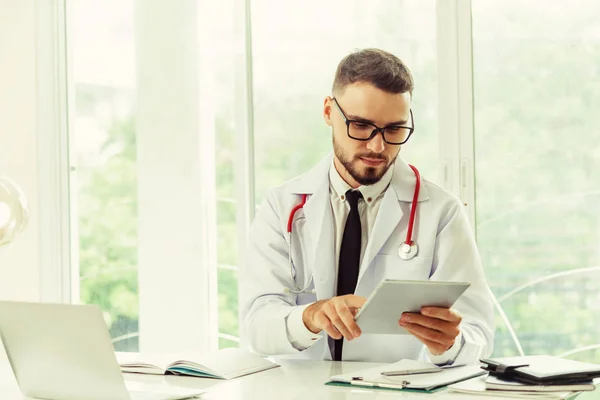 Médico trabajando en tableta en el hospital . — Foto de Stock