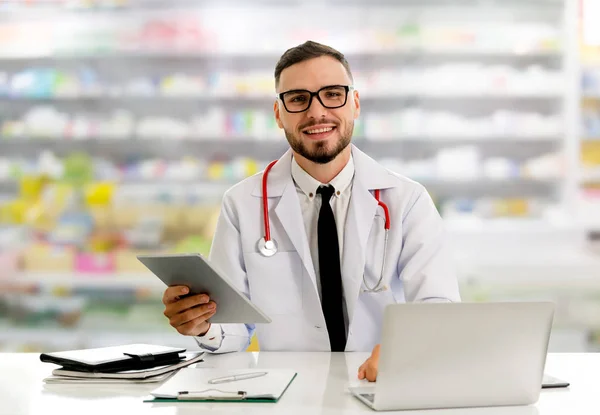 Farmacista che utilizza tablet in farmacia . — Foto Stock