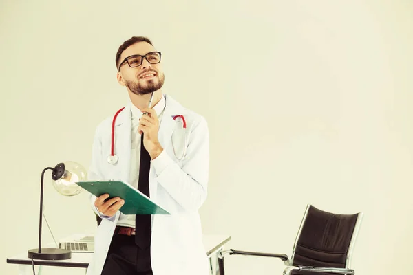 Dokter die patiënten gezondheid bestand in het ziekenhuis. — Stockfoto