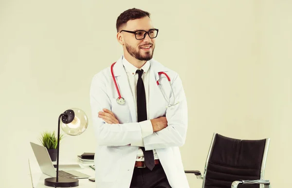 Male doctor crossed arms standing in the hospital. — Stock Photo, Image