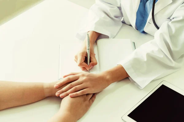 Femme médecin et patiente au bureau de l'hôpital — Photo