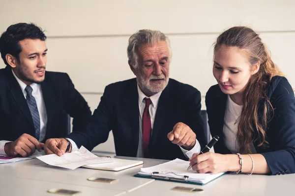 Gerente ejecutivo senior y jóvenes empresarios —  Fotos de Stock