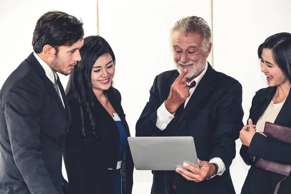 Geschäftsleute, Manager und Mitarbeiter in Besprechung. — Stockfoto