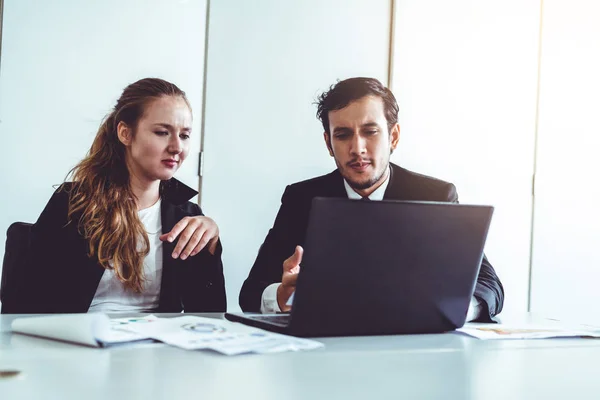 Olycklig seriös affärsman och affärskvinna. — Stockfoto