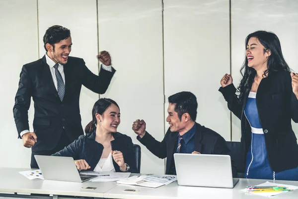 Les gens d'affaires en réunion de groupe travaillent au bureau. — Photo