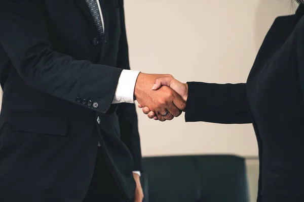Umowa uścisku dłoni między przedsiębiorcami w urzędzie. — Zdjęcie stockowe