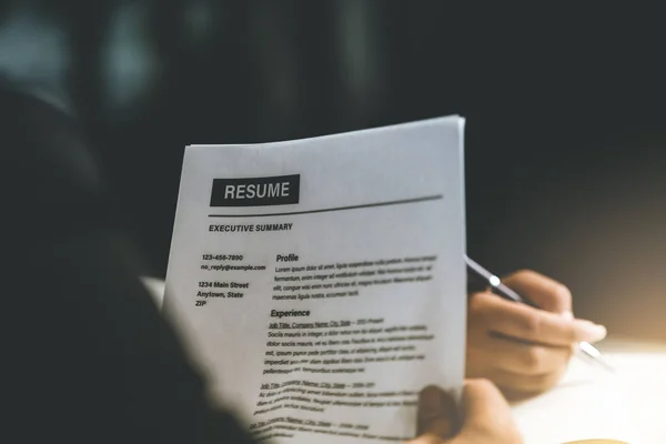Human resources department manager reads CV resume — Stock Photo, Image
