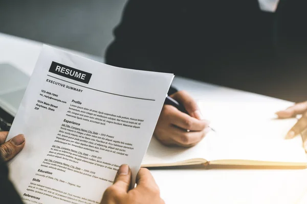 Human resources department manager reads CV resume — Stock Photo, Image