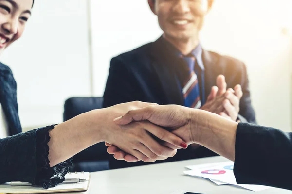 Geschäftsleute per Handschlag im Amt. — Stockfoto