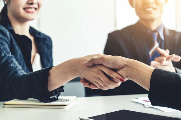 Geschäftsleute per Handschlag im Amt. — Stockfoto