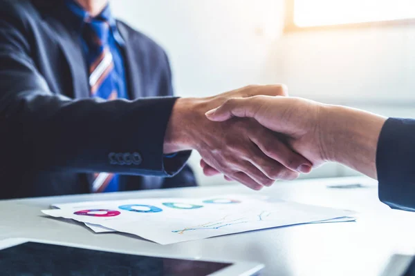 Geschäftsleute per Handschlag im Amt. — Stockfoto