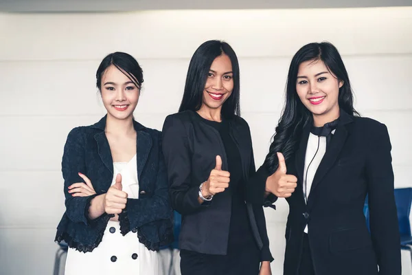 Jóvenes empresarias asiáticas de pie en el cargo. — Foto de Stock