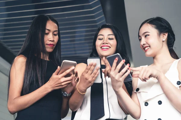 Tres mujeres amigos chatear con el dispositivo de teléfono móvil. —  Fotos de Stock