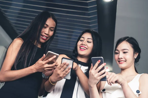 Tres mujeres amigos chatear con el dispositivo de teléfono móvil. —  Fotos de Stock