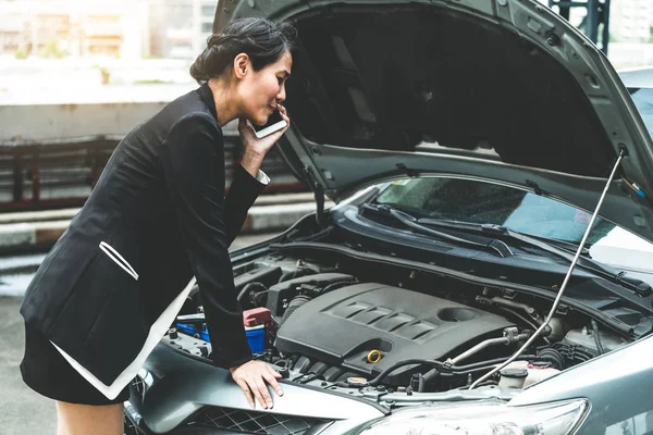 Femme dont la panne de voiture appelle un service de réparation. — Photo