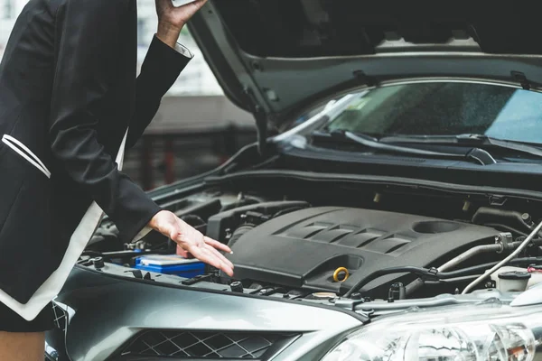 Vrouw wier auto pech vraagt om reparatieservice. — Stockfoto