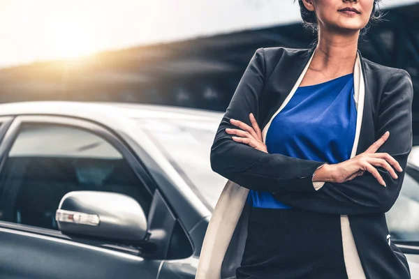 Sebevědomá obchodní žena stojící vedle auta. — Stock fotografie