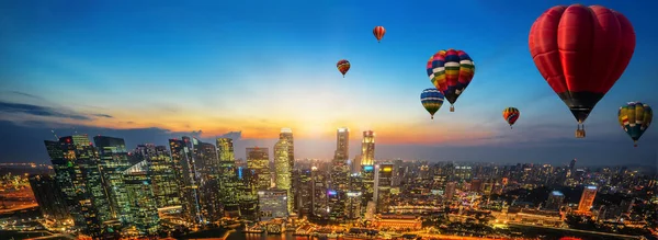 Sıcak hava balonu festivali ile Urban cityscape. — Stok fotoğraf