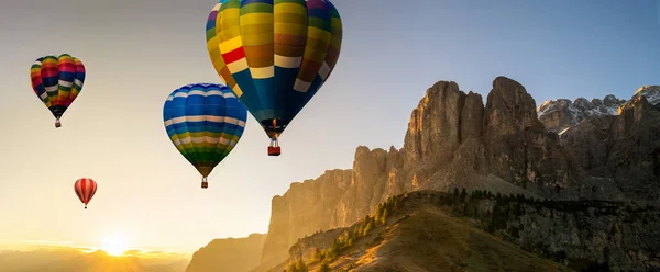 Naturaleza paisaje aire caliente globos festival en el cielo . — Foto de Stock