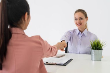 Görüşme için iki genç iş kadını buluşacak..