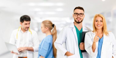 Doktor diğer doktorlar ile hastanede çalışıyor.