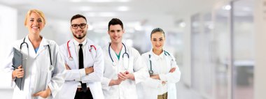Doktor diğer doktorlar ile hastanede çalışıyor.