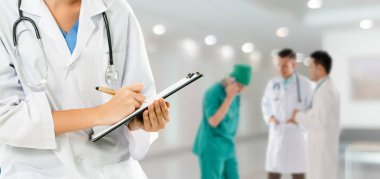 Doktor diğer doktorlar ile hastanede çalışıyor.