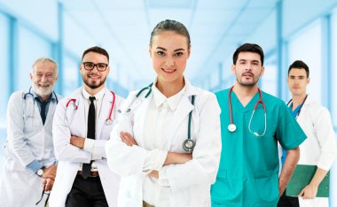 Doktor diğer doktorlar ile hastanede çalışıyor.