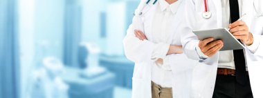 Doktor diğer doktorlar ile hastanede çalışıyor.