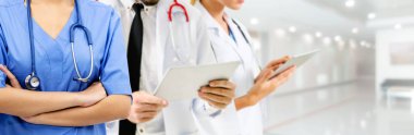 Doktor diğer doktorlar ile hastanede çalışıyor.