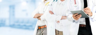 Doktor diğer doktorlar ile hastanede çalışıyor.