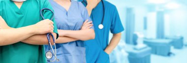 Doktor diğer doktorlar ile hastanede çalışıyor.