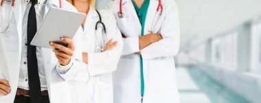 Doktor diğer doktorlar ile hastanede çalışıyor.