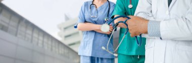 Doktor diğer doktorlar ile hastanede çalışıyor.