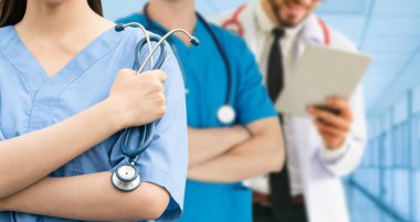 Doktor diğer doktorlar ile hastanede çalışıyor.