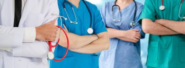 Doktor diğer doktorlar ile hastanede çalışıyor.
